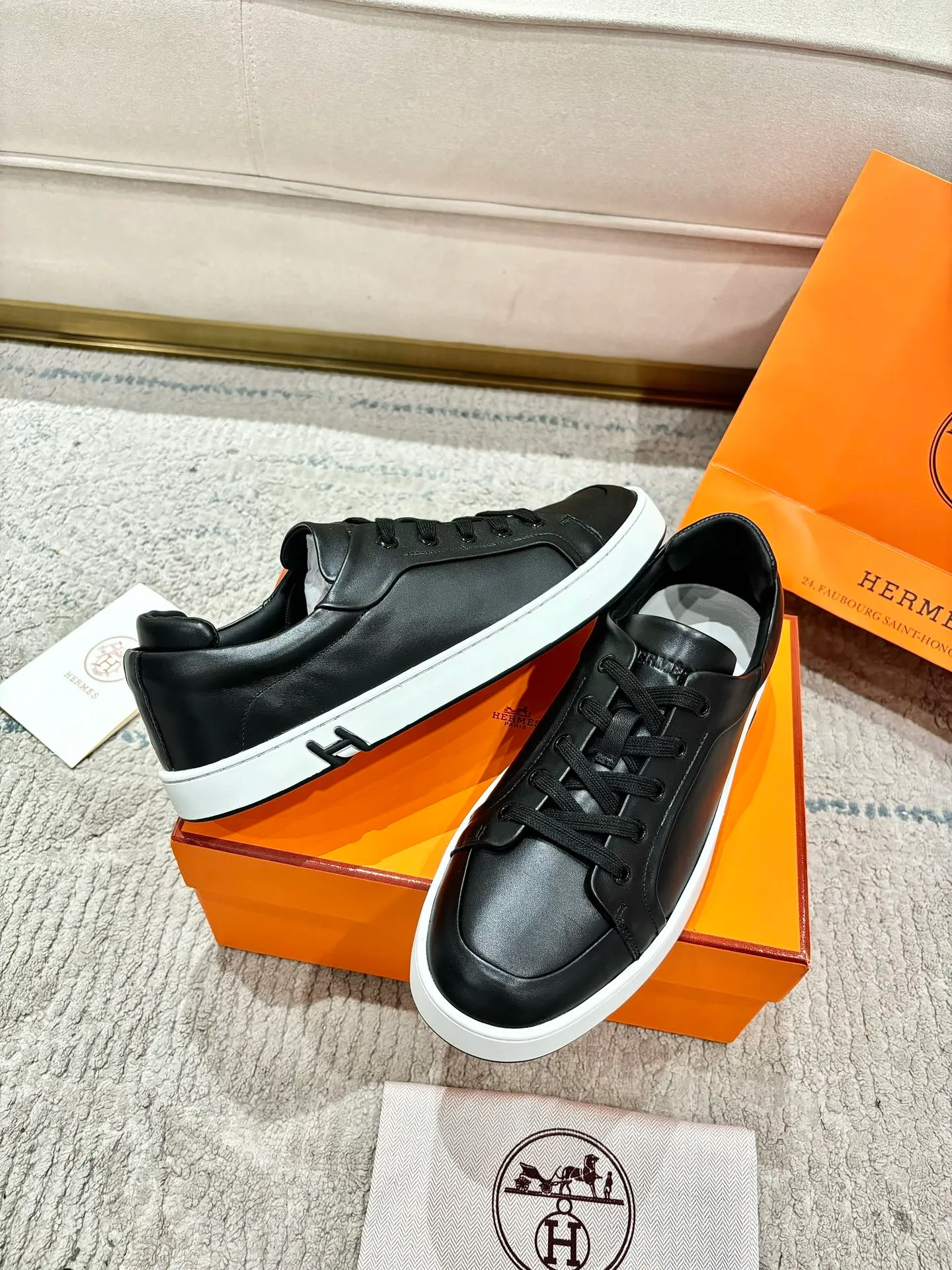 👟👟Ex-factory price 640👟👟 Men's model ➕10 Hermes·Hermès 2025ss new Lucky series men's leather loafers casual sports shoes for women Top version 🔝Original purchase, development and production👍🏻 This Hermès sports shoe is made of calfskin and suede goatskin, with iconic "H" details on the side, creating a dynamic and fashionable style. 💘 💜Material: original imported first-layer cowhide 💛Inner lining: original customized soft sheepskin 💚Sole: original molded non-slip TPU outsole ❤️Sole thickness: about 2.5cm 🤍Number of yards: 35-45👣 (40 for women and 45 for men, custom-made and non-refundable